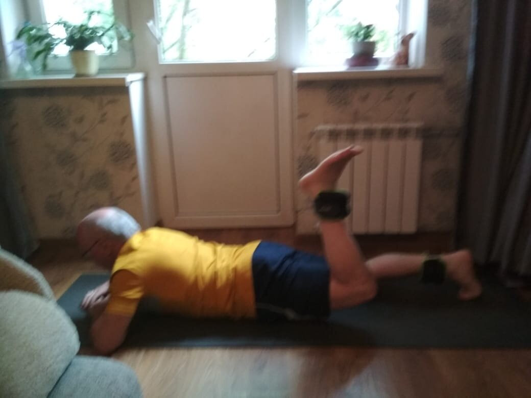 Можно стоя и без утежелителей, но пятка максимально тянется к ягодице.