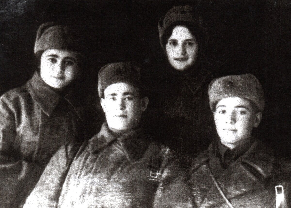 Феттаева Зоре стоит справа, 1942 г. Фото из фондов музея