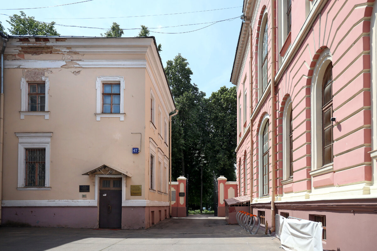 Фото ph_zakharenkova, июнь 2023г. Вход в Исторический парк им. Тимирязева между домами 47 и 49 по Тимирязевской улице