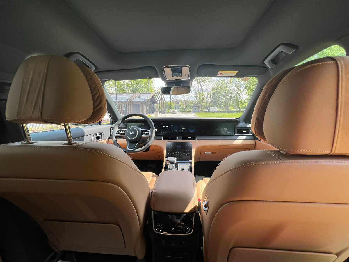 Салон Ликсян Ван LiXiang One L1 рыжего цвета 2022 года.