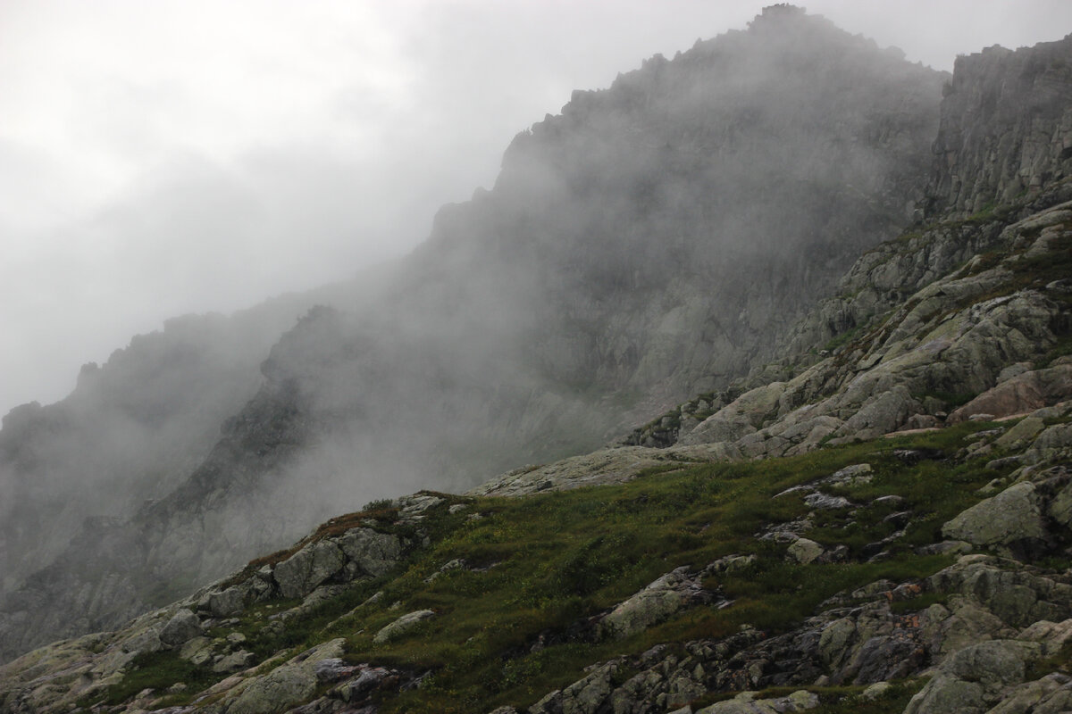 В тумане ходить не так страшно: нет ощущения опасной высоты.