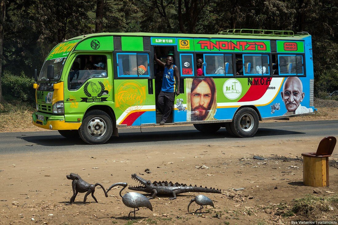  Что такое кенийская маршрутка? Представьте себе провинциального пацана, который вместо "Приоры" купил автобус и получил карт-бланш на его тюнинг.