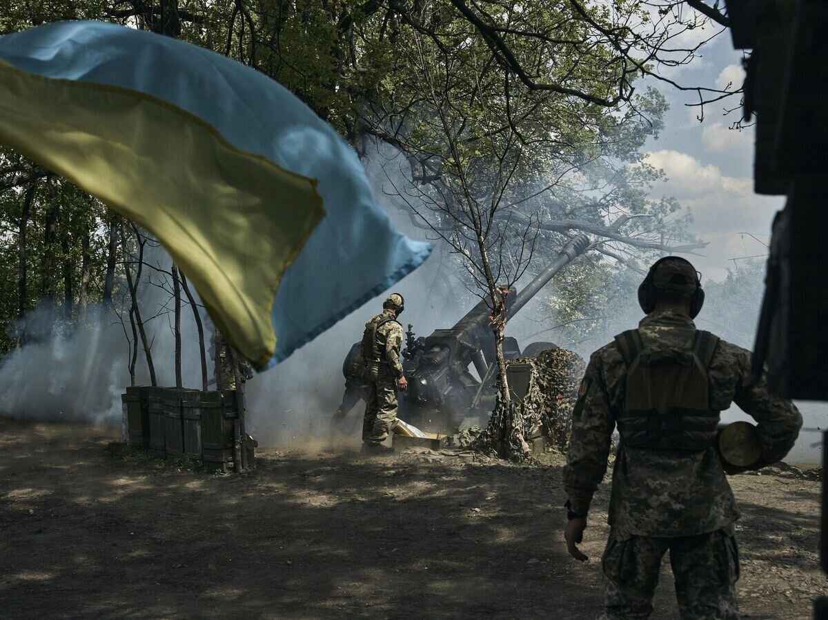 Военнослужащие на линии соприкосновения в Донецкой области© AP Photo / Libkos