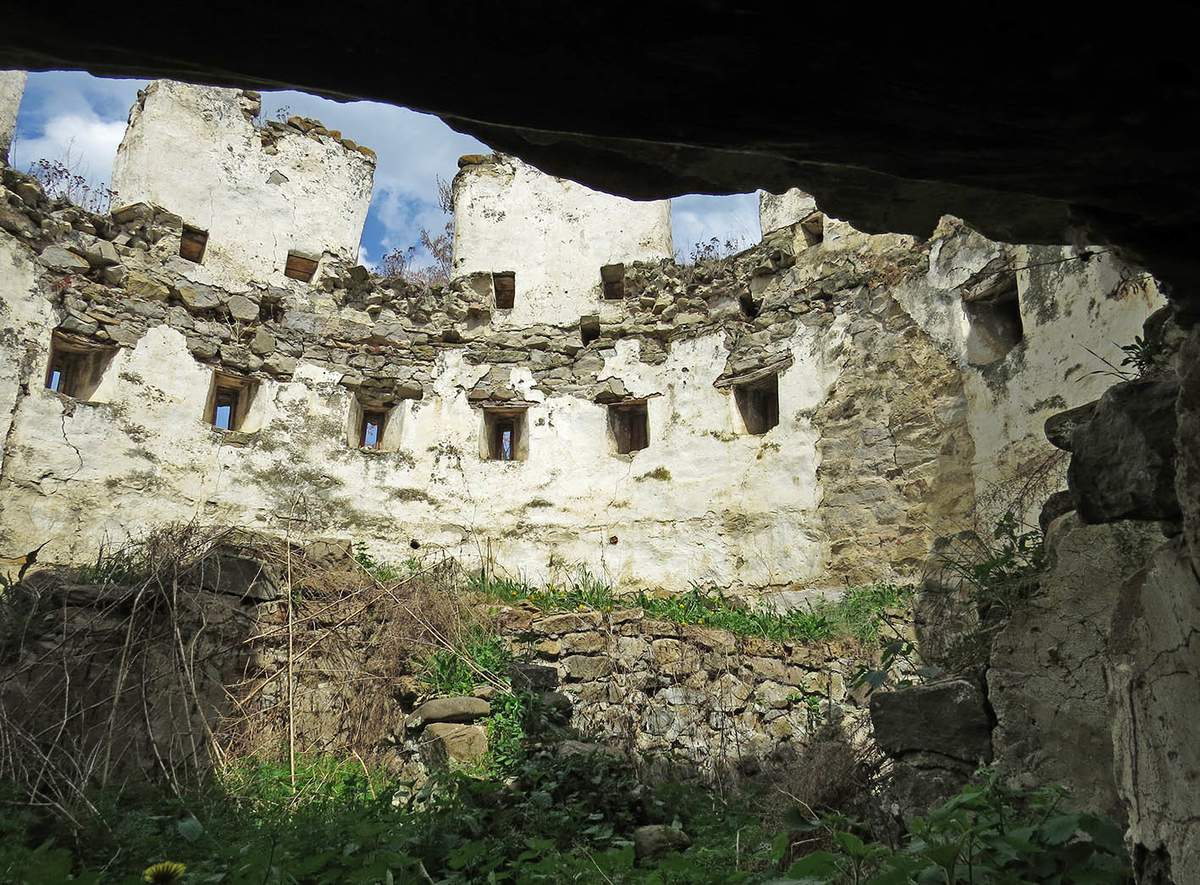 Каменный мост и башня в огороде. Что скрывают кавказские сёла ...