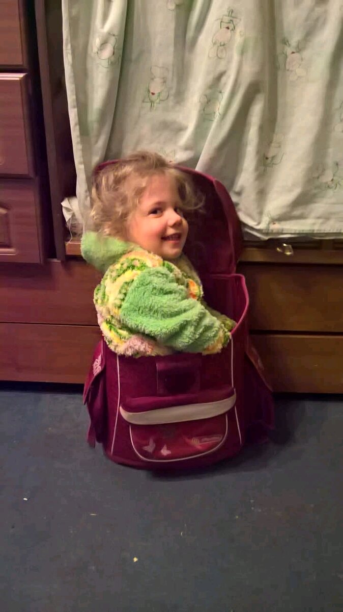 Танюша собралась с Машей в школу 