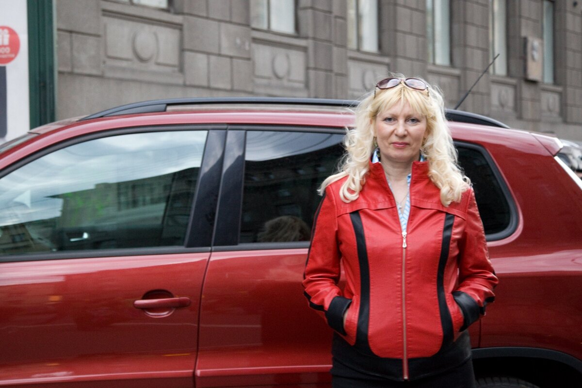 Моя мама в 2013 году в центре Петербурга, недалеко от Адмиралтейства.