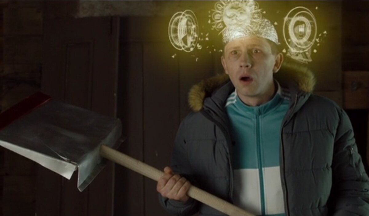 Кадр из шестой серии второго сезона сериала «Полярный» (той мамой, вышеупомянутой)