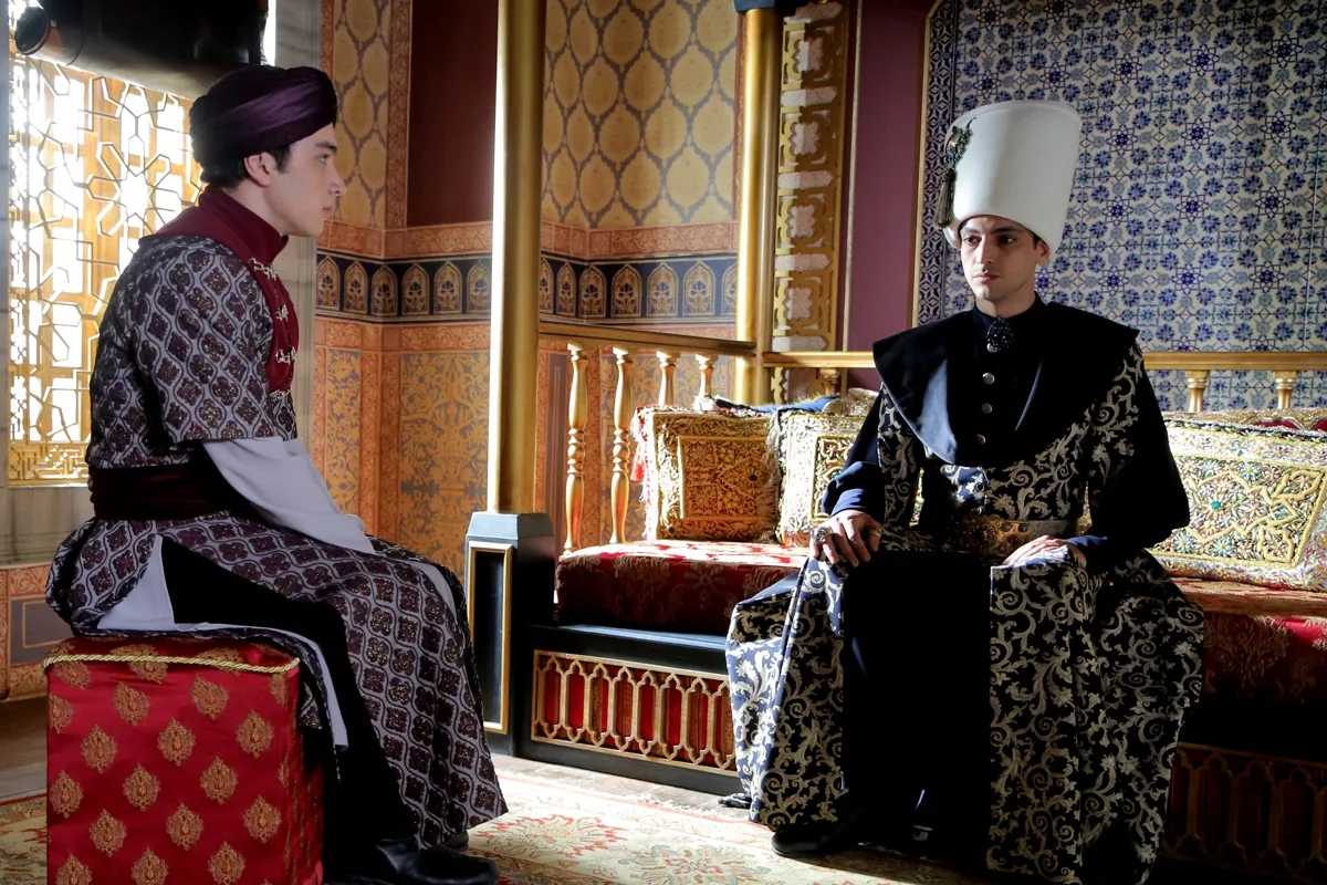Мехмед и Осман разговаривают