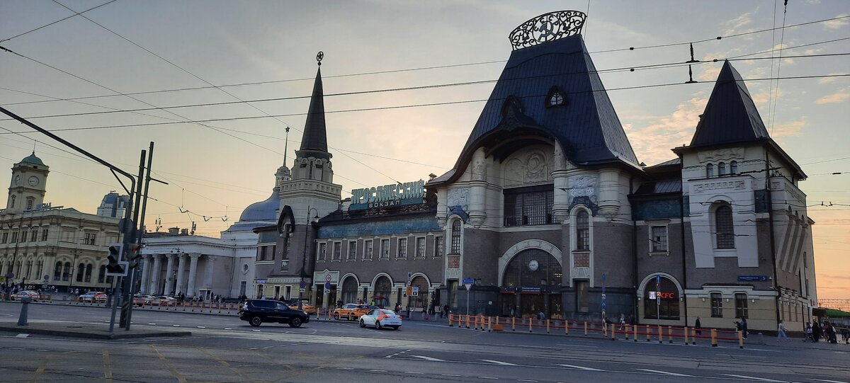 Ярославский вокзал со стороны универмага Московский. Фото автора.