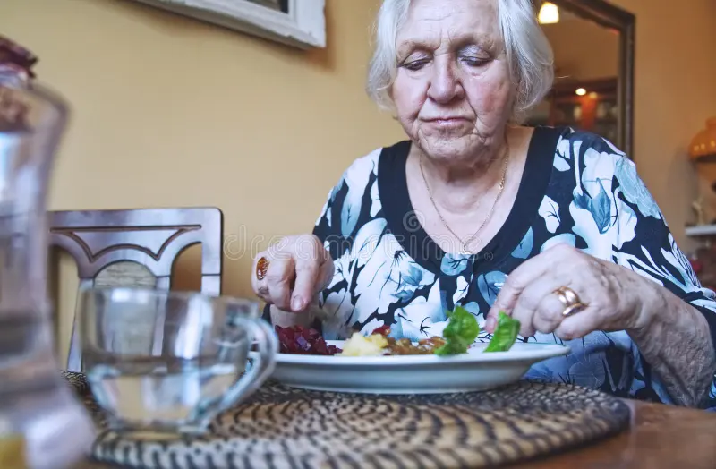 У бабушки что ели кашку. Бабушка обедает. Бабуля кушает. Ужинаю бабушку. Бабка ест.