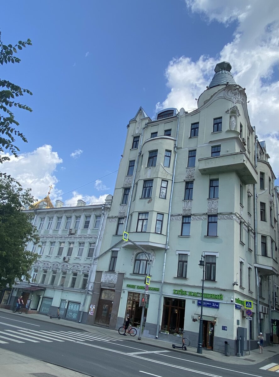 Смотрите, рюмка воооон наверху