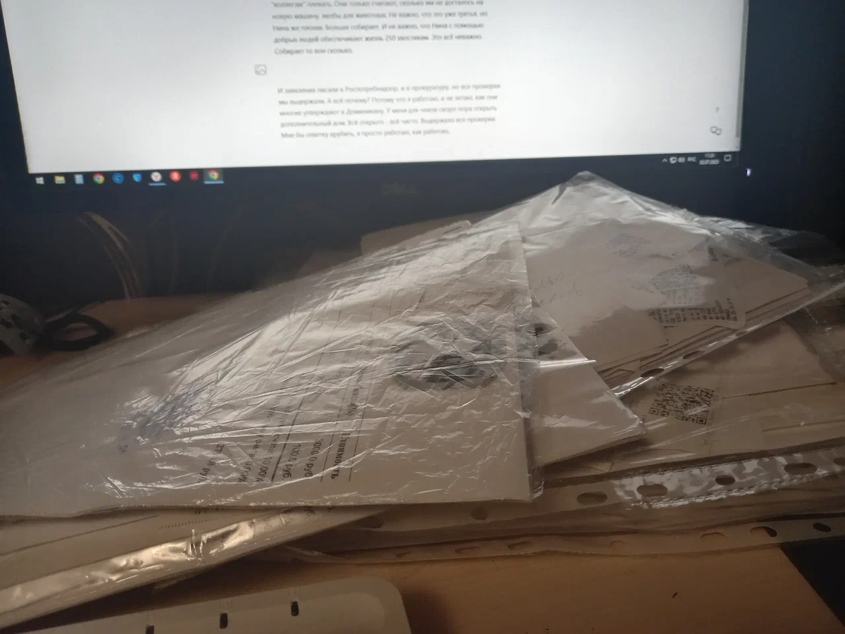 Да, вот это стопка чеков за три года работы. В каждой мультифоре по месяцам. Она уже не вмещается в один ящик. Нужно уже второй ящик. Или, как мы с девочками шутили, нужен дом для пристройства чеков)))