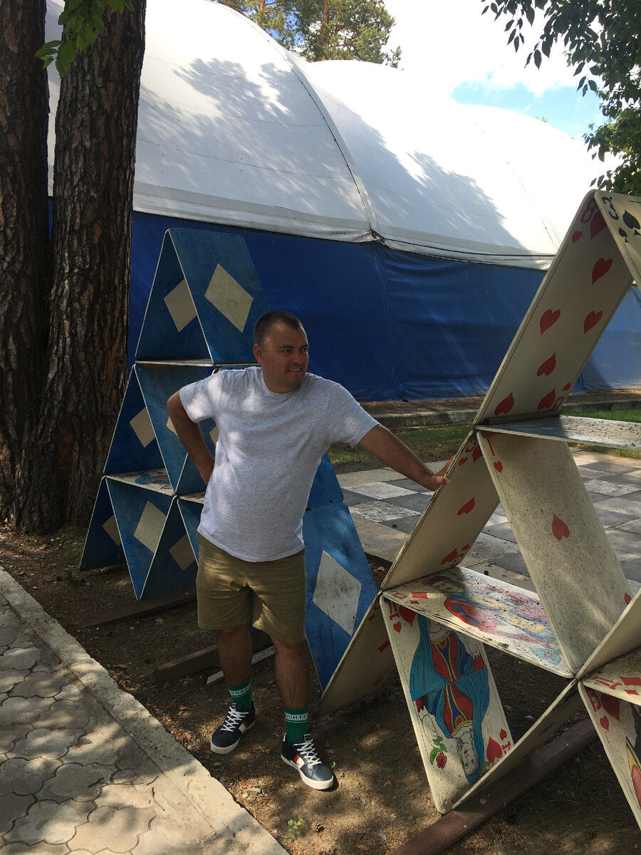 Карточный домик спасает от жары на базе отдыха Верхний Бор