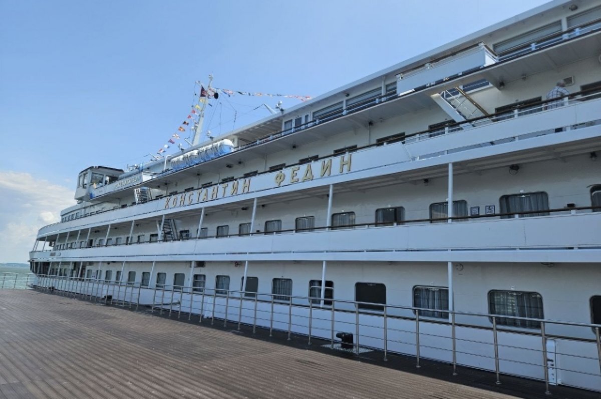    Первый круизный теплоход рано утром прибыл к новому причалу в Таганроге