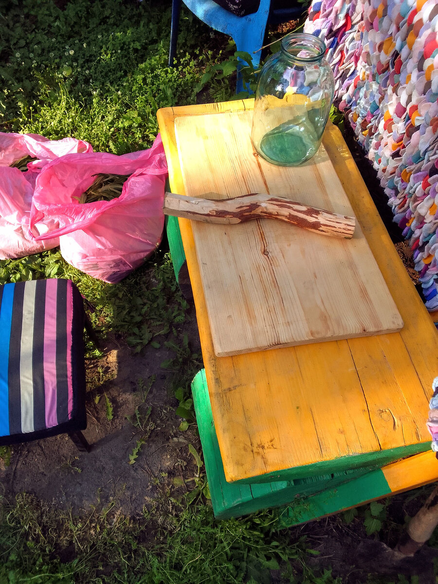 Понадобится деревянная доска, деревянная толкушка, если ваша рука пролезет в горлышко банки, можно без толкушки)