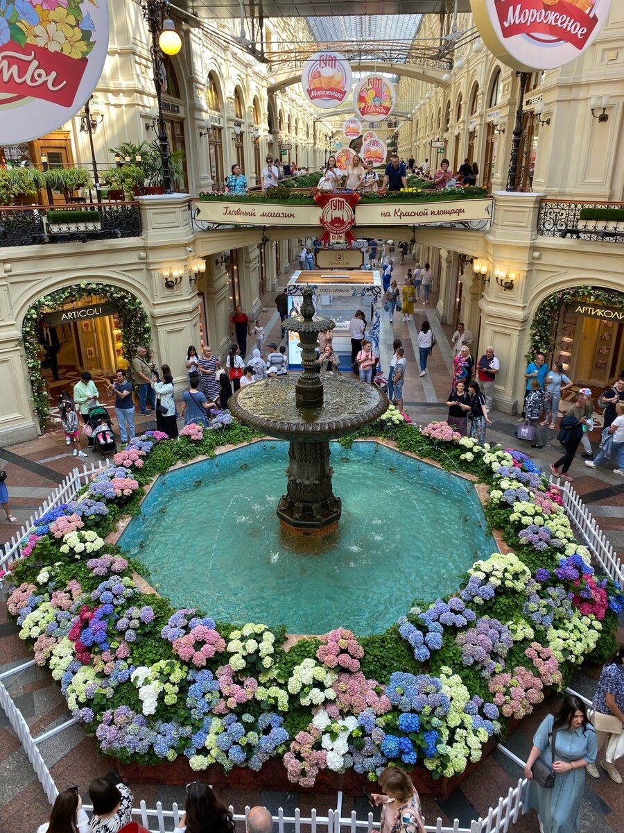Ну и конечно главный фонтан тоже красиво украшен цветами