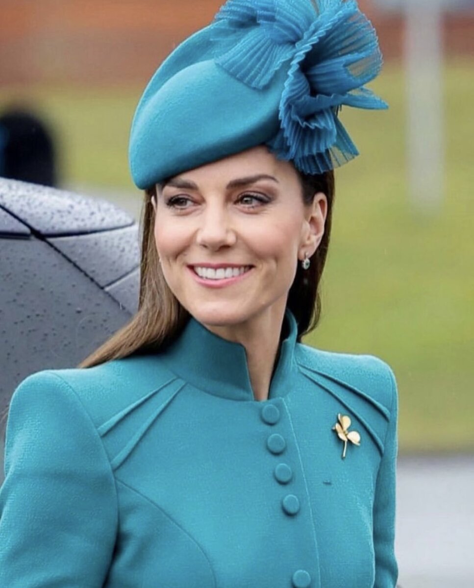 Принцесса Кэтрин, брошь- трилистник 