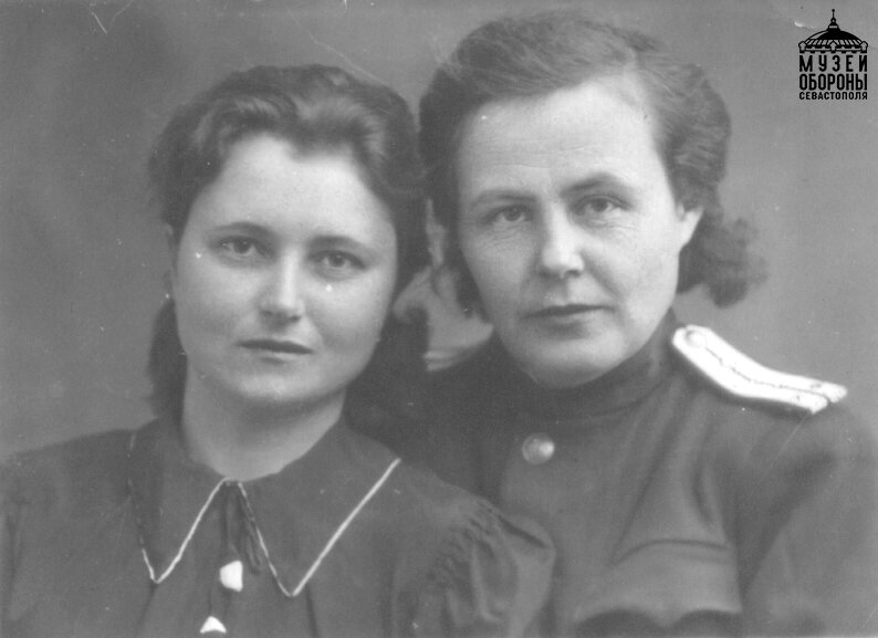А.С. Панкратова (слева), медсестра 1-й городской больницы, и Елизавета Ивановна Тезенина (справа), врач-хирург 1-й городской больницы, участницы обороны Севастополя, активные помощницы Севастопольской Коммунистической подпольной организации в тылу немцев 13 декабря 1944 г. Фото