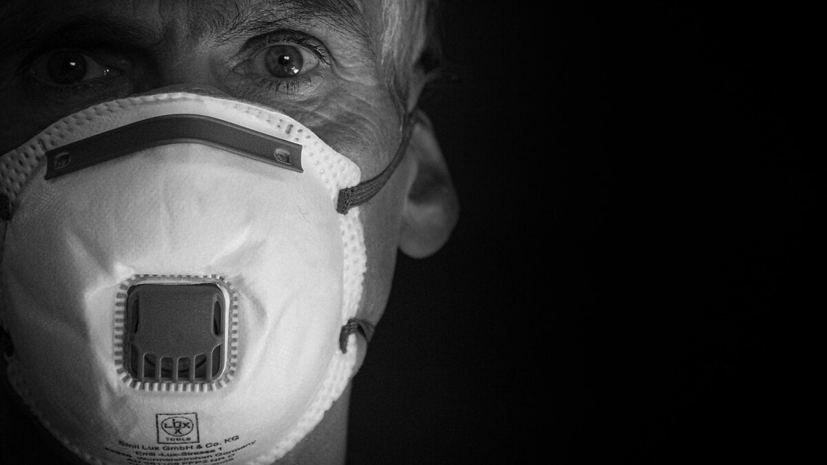     То, что люди старшего возраста — лидеры по распространению околонаучных фейков, не для кого не секрет. В прицел попадают почти все направления науки, пожалуй, кроме математики и физики.