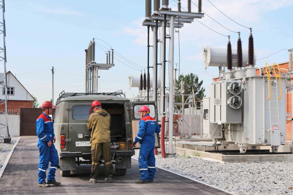 Электромонтер на подстанции. Реконструкция линий электропередач. Электромонтер по ремонту воздушных линий. Электрик высотник. Отключение электричества в подмосковье.