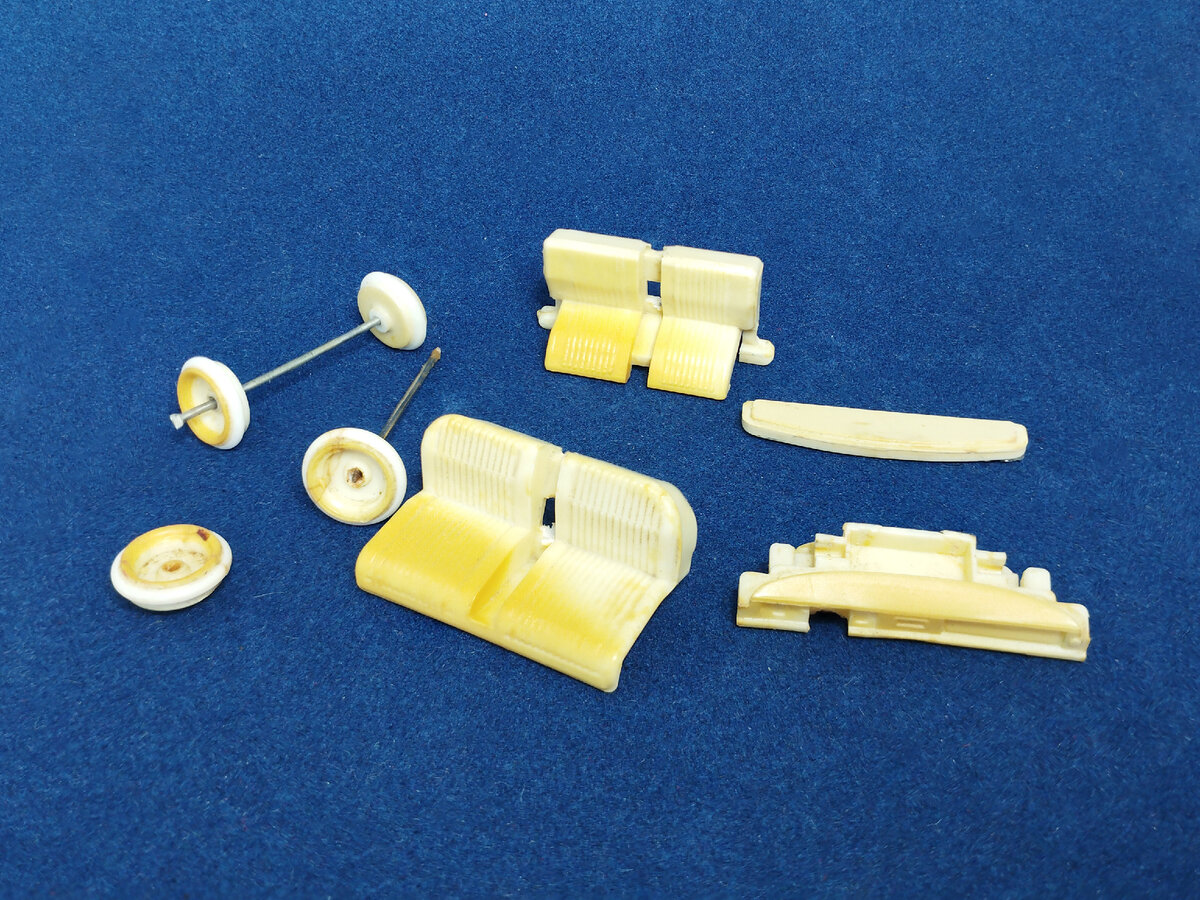 Рис. 2. Пожелтевшие пластиковые сидения, торпедо, задняя полка и колёсные диски модели ГАЗ-24 "Волга" до отбеливания