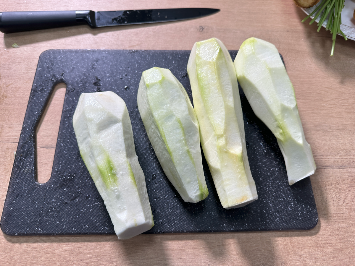 Чистим кабачки от кожуры