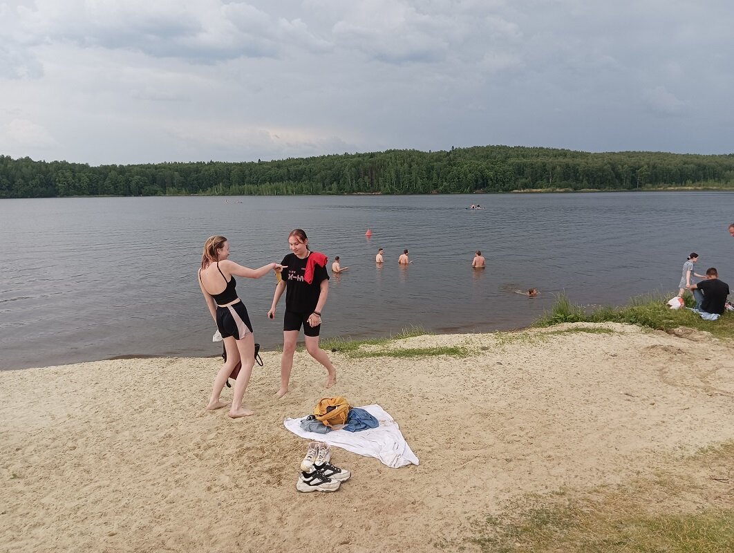 Август можно ли купаться. Озеро Песчаное Екатеринбург. Пляж на озере. Место для купания. Купание в озере.