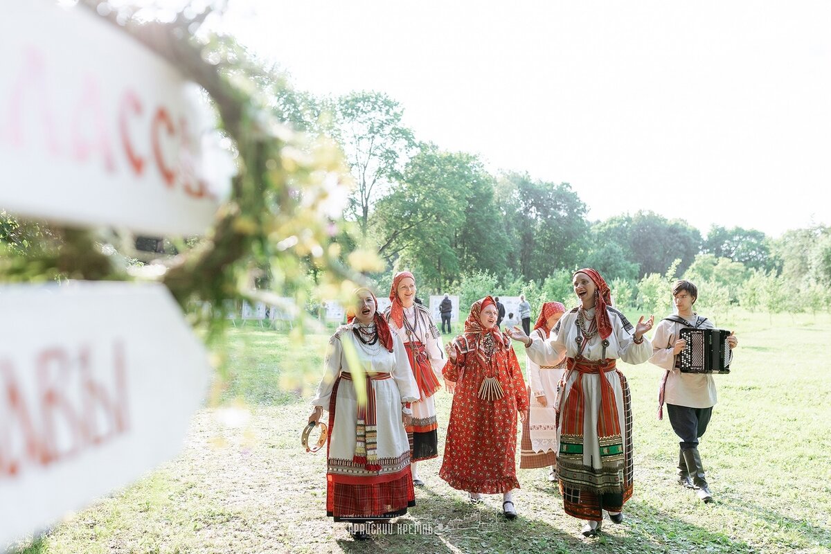 «… На старом дереве громоздком,Завешивая сверху дом,Горят, закапанные воском,Цветы, зажженные дождем…» Борис Пастернак, « Липовая аллея» Собираясь на фестиваль «Липец в Даровом» в усадьбу...-2