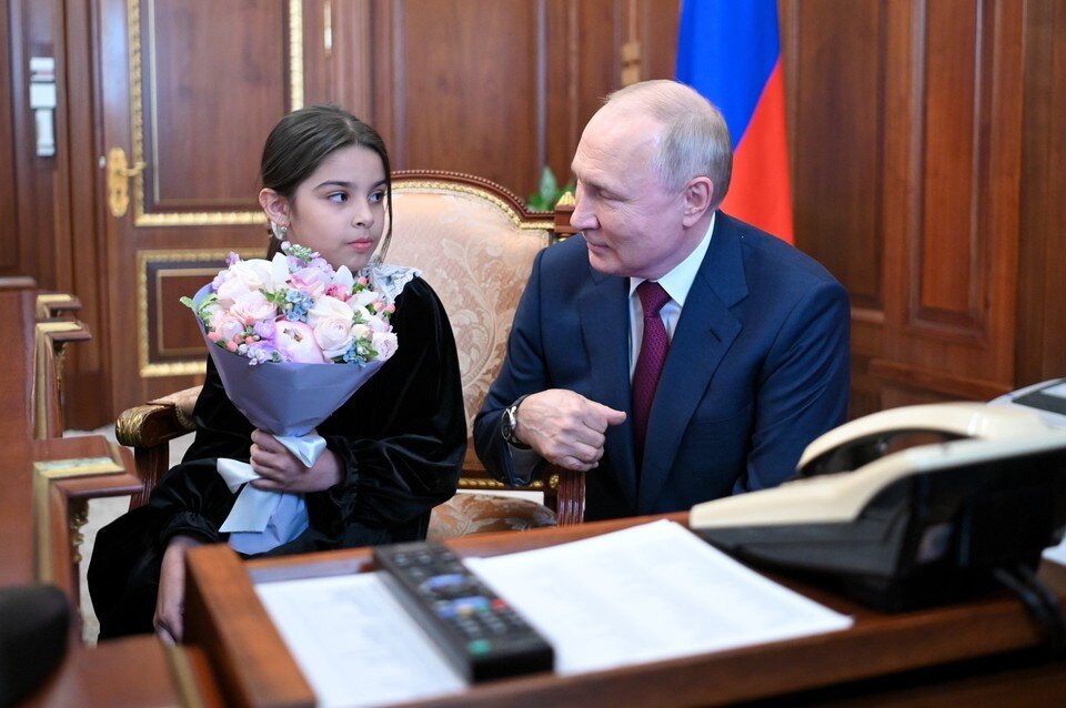    Владимир Путин и Раисат Акипова в Кремле. Фото: Александр Казаков/ТАСС