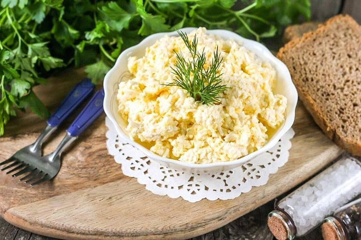 Салат с сыром и чесноком. Закуска Еврейская с плавленным сыром. Салат еврейский. Сырная закуска с чесноком. Сырный салат с чесноком.