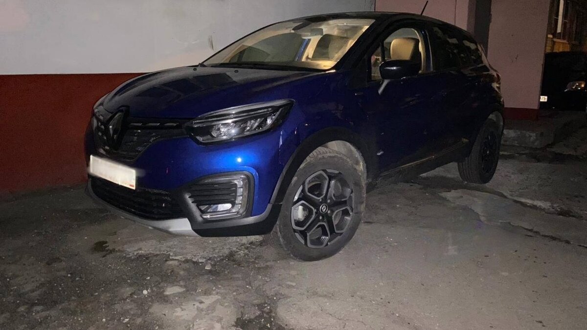     На улице Связи во Владивостоке неадекватный — по словам очевидцев, пьяный и под нехорошими веществами — водитель «Фит» протаранил шесть автомобилей. Все они были припаркованы во дворе дома.