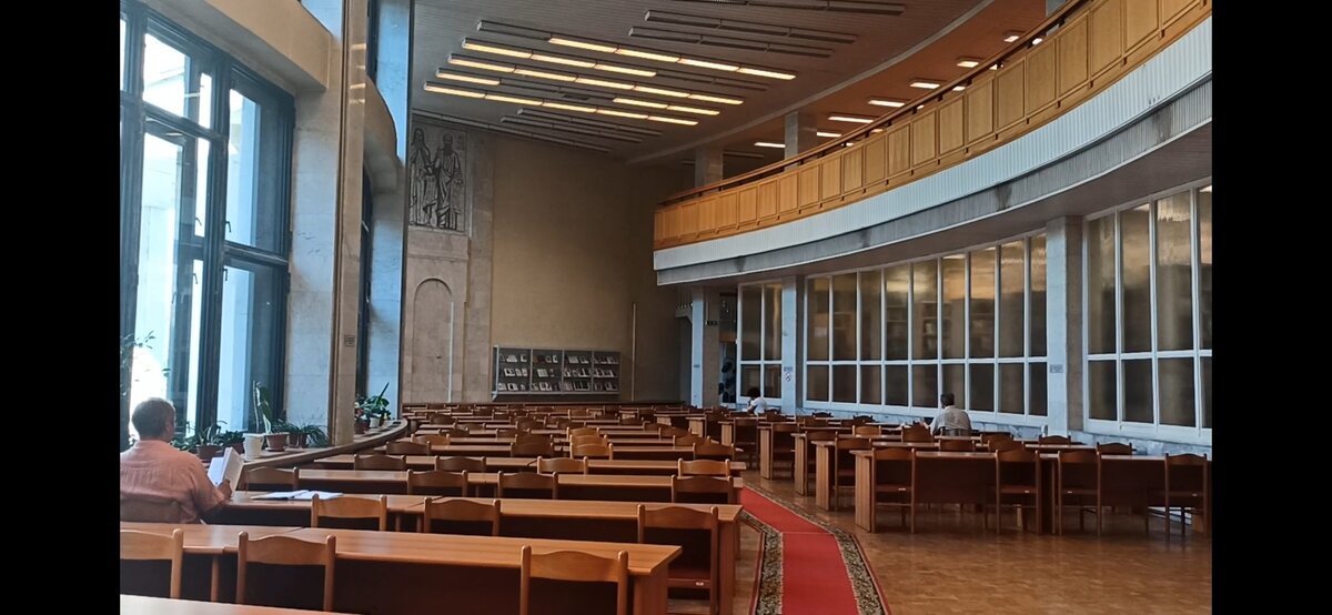 Фото автора. Читальный зал РНБ (Российской национальной библиотеки, СПб). Работать над моей темой в этой библиотеке было очень приятно.