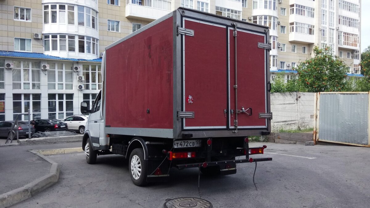     Выхлоп пламени из глушителя грузовика задел проезжавшую мимо легковушку, инцидент попал на видео.