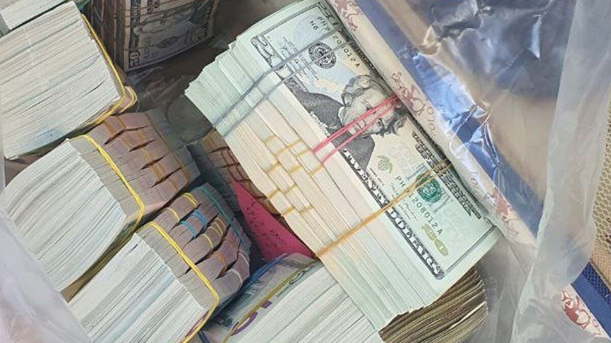     Судя по фотографиям из усадьбы владельца ЧВК «Вагнер», его быт мало чем отличался от быта тех, против кого он будто бы восстал.