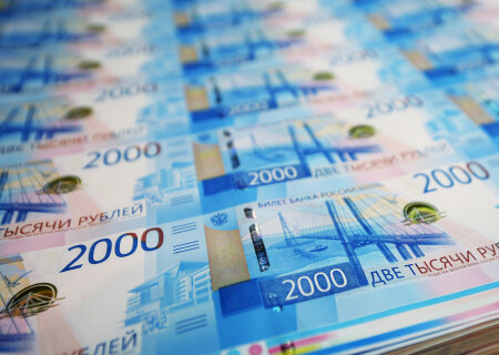    Песков обвинил в падении рубля спекулянтов, а депутат Аксаков винит новые земли России