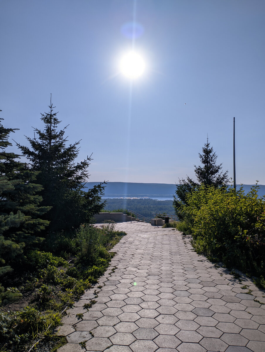 Река словно заигрывает с солнцем ☀