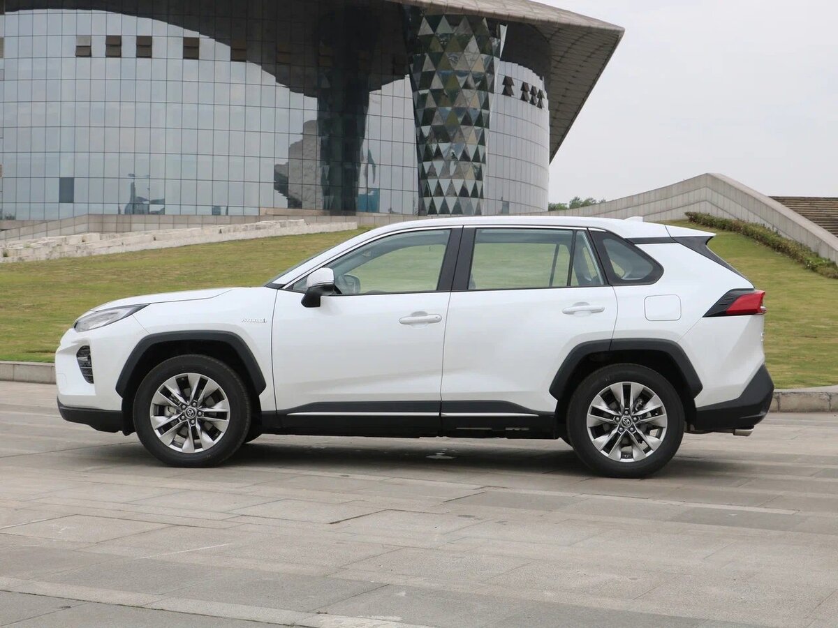     В профиль автомобили различаются только по дизайну колёс