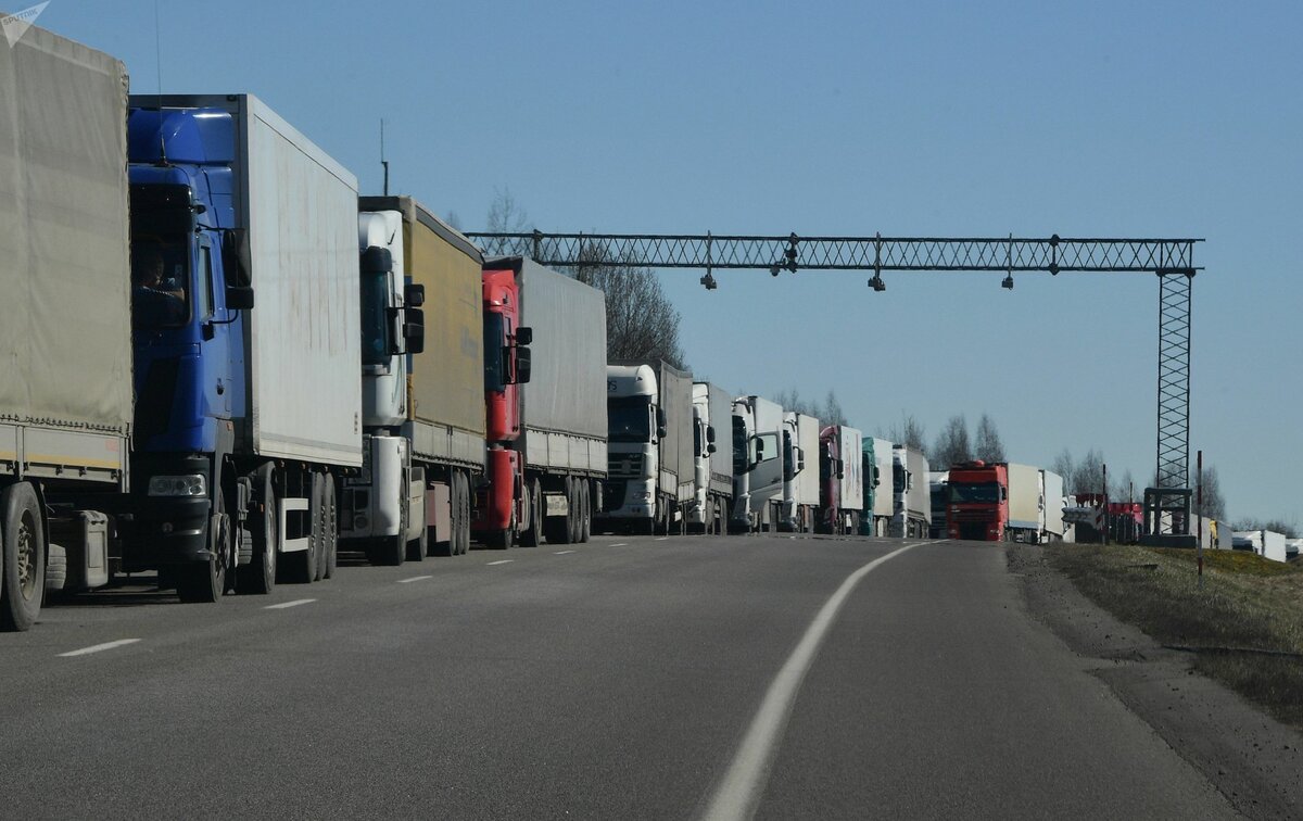 На границе с Казахстаном многокилометровые пробки, вызванные запретом транзита поляков и оставлением проходов для досмотра семечки, по сравнению с тем, что творилось на границе Польши с Беларусью...