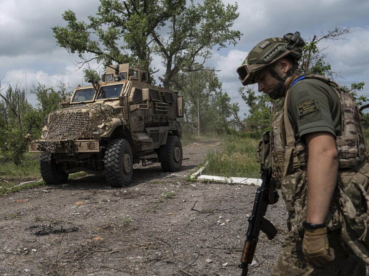    Украинский военнослужащий© AP Photo / Evgeniy Maloletka