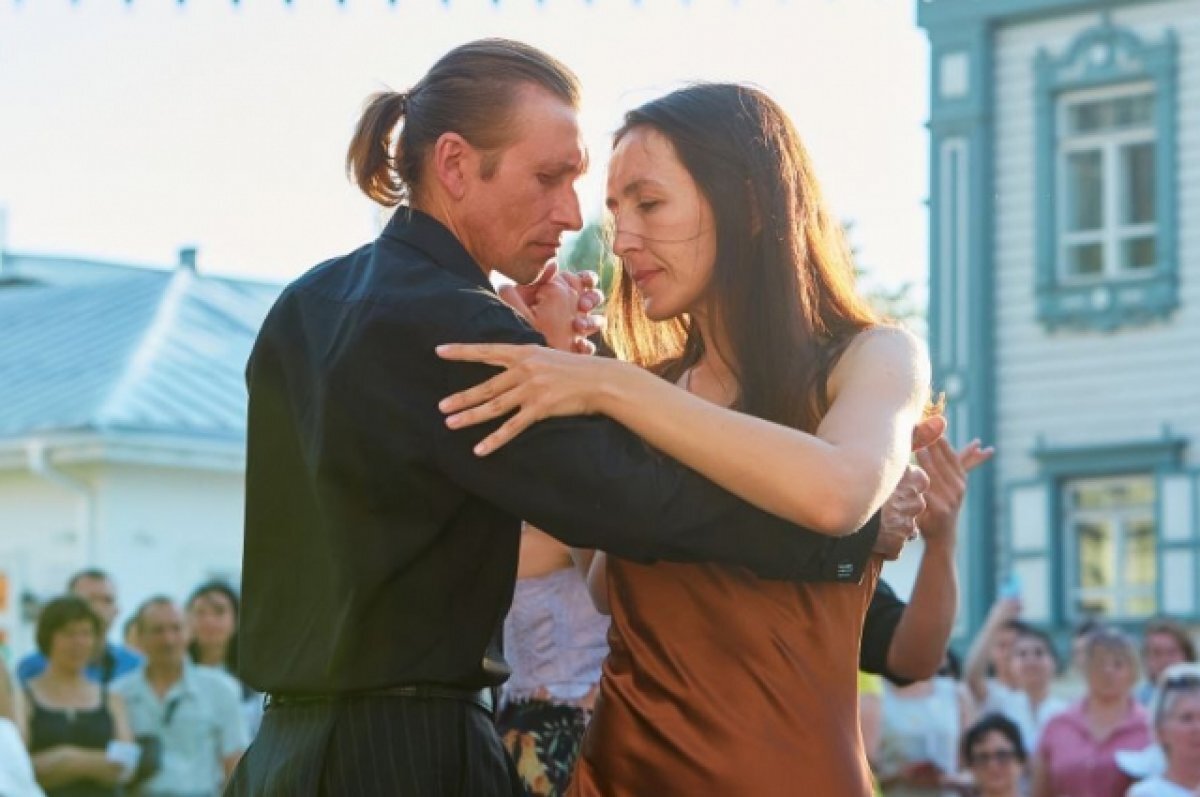    Павел говорит, что сейчас занимается самым мужским делом - обнимает женщин.