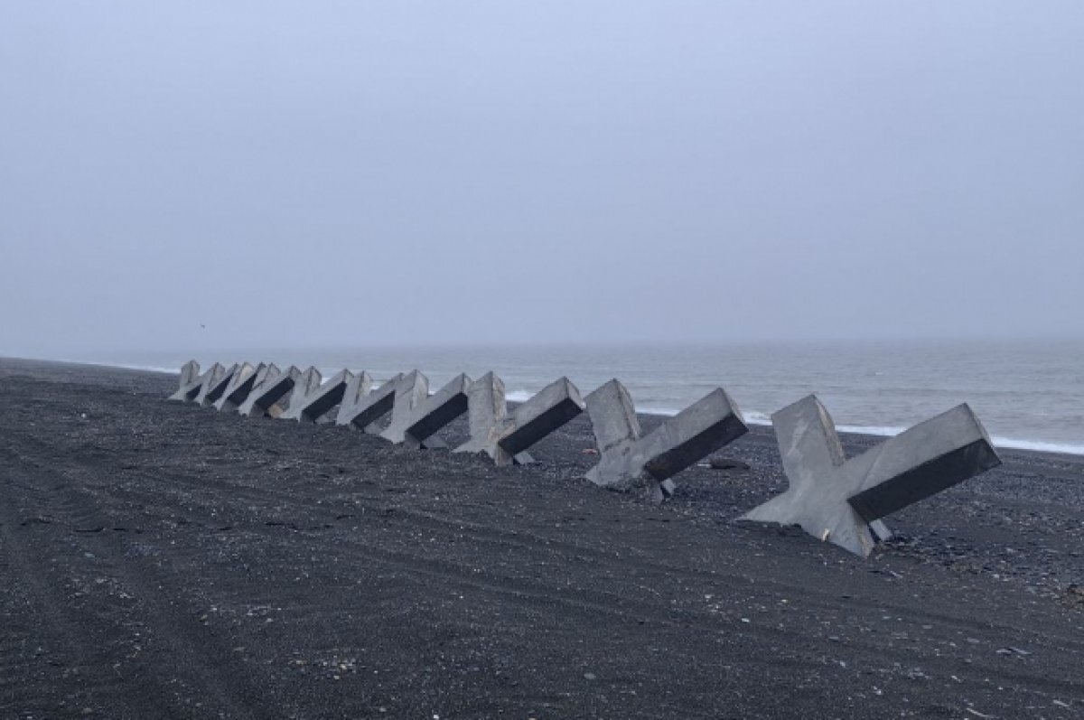    На Камчатке оценили укрепление берега Октябрьской косы бетонными «ежами»