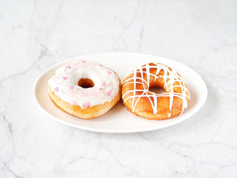 Это рецепт тех самых пышных пончиков из американских фильмов. Воздушные, золотистые, аппетитные и с фирменной светлой каемочкой по кругу. Их можно сделать дома, добавить сахарной пудры и наслаждаться. А можно полить шоколадом или глазурью, добавить кондитерскую посыпку. Они получатся яркими и стильными. Такое лакомство украсит любой праздник, детский сладкий стол или день Рождения.

Тесто для таких пончиков используется дрожжевое, но не стоит бояться этого рецепта. Он очень понятный и, при желании, получится у каждого в домашних условиях. Все тонкости подробно расскажу.