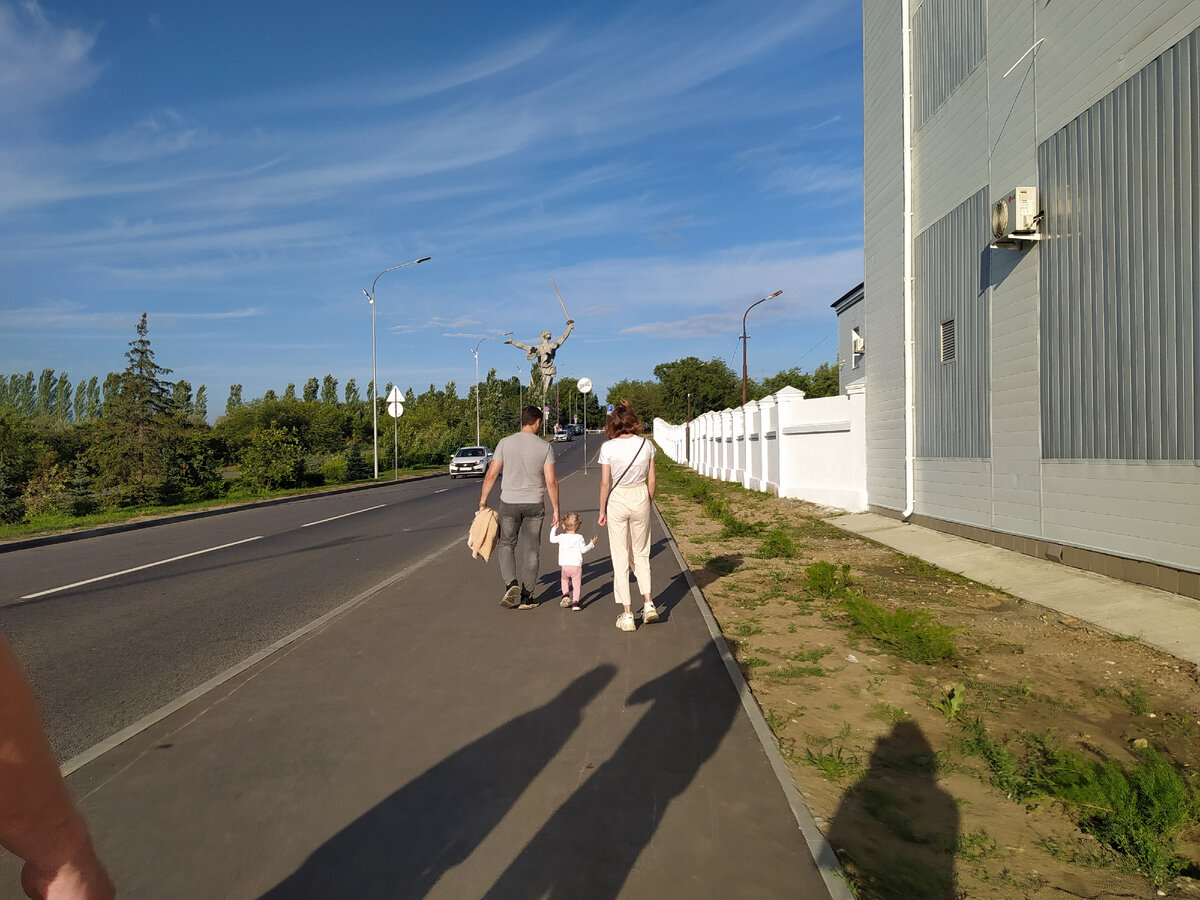 мы нашли парковочное место на дальней парковке, чуть ближе ко входу есть еще одна (около музея), но там приткнуться не реально)