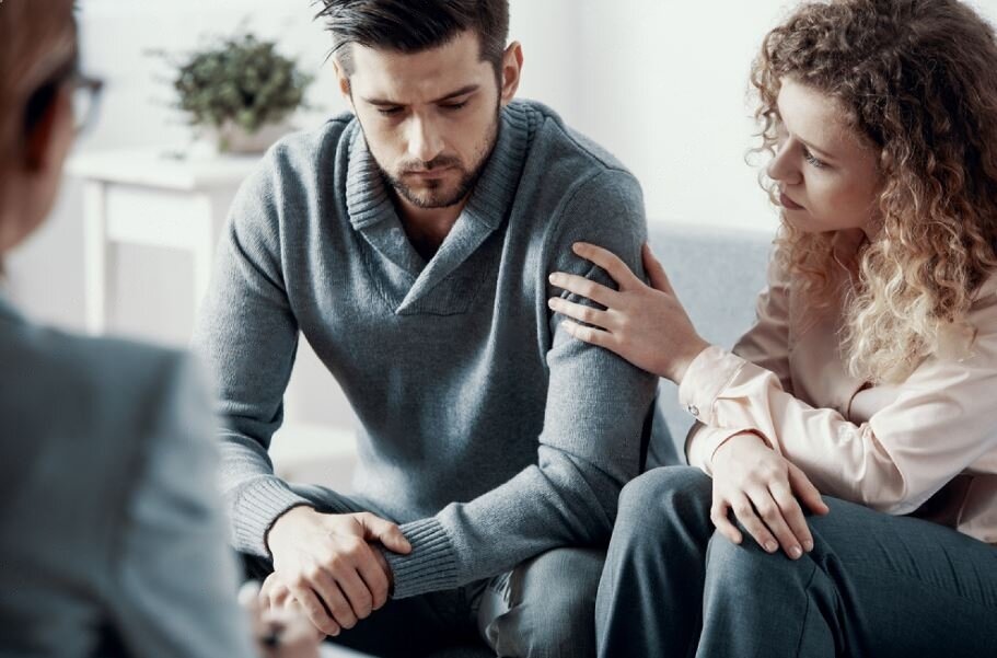 Источник фото: https://www.shutterstock.com/image-photo/supportive-beautiful-wife-touching-husbands-arm-1255117942