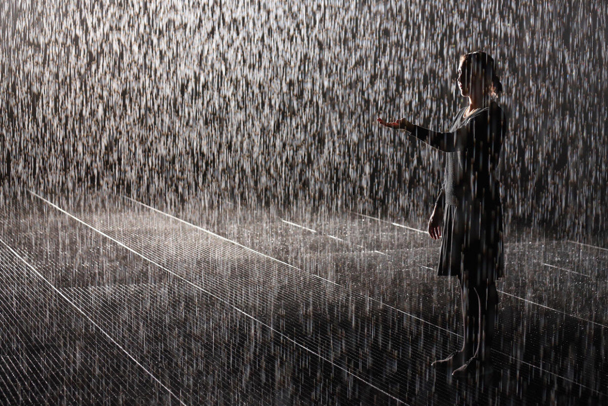 Дождь стеной песня. Человек под дождем. Под дождем без зонта. Девушка под дождем. Ливень.