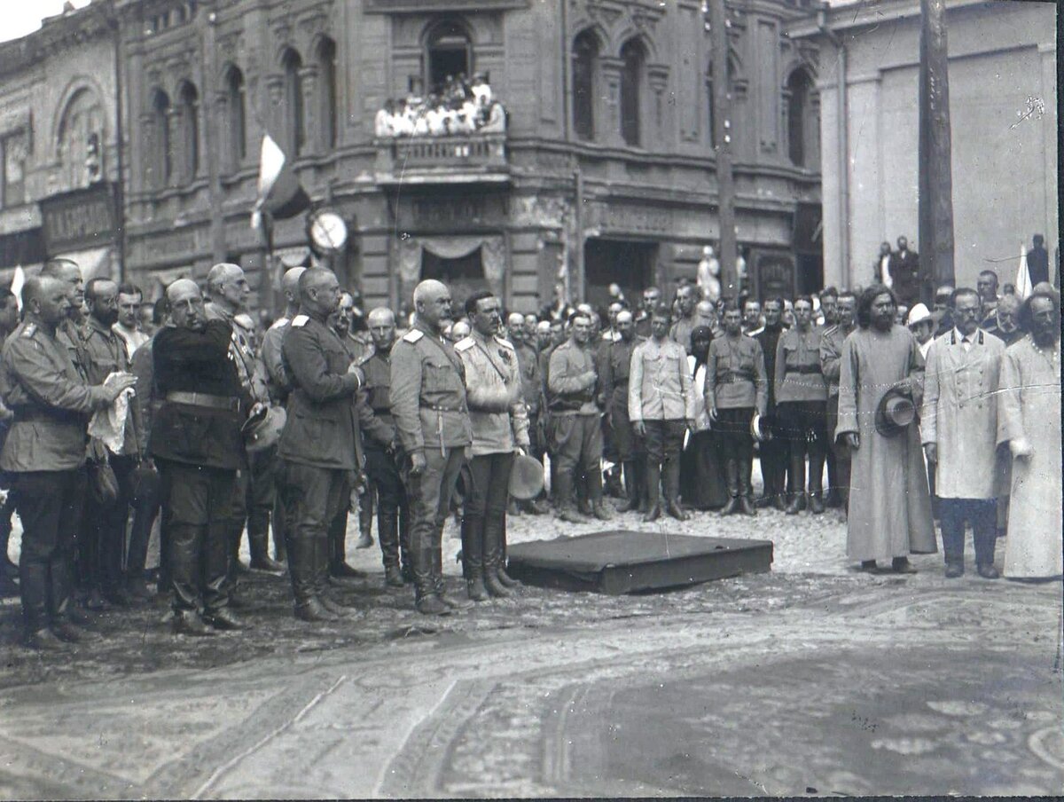 Белый генерал А. И. Деникин со штабом перед молебном. Харьков, 1919 год.