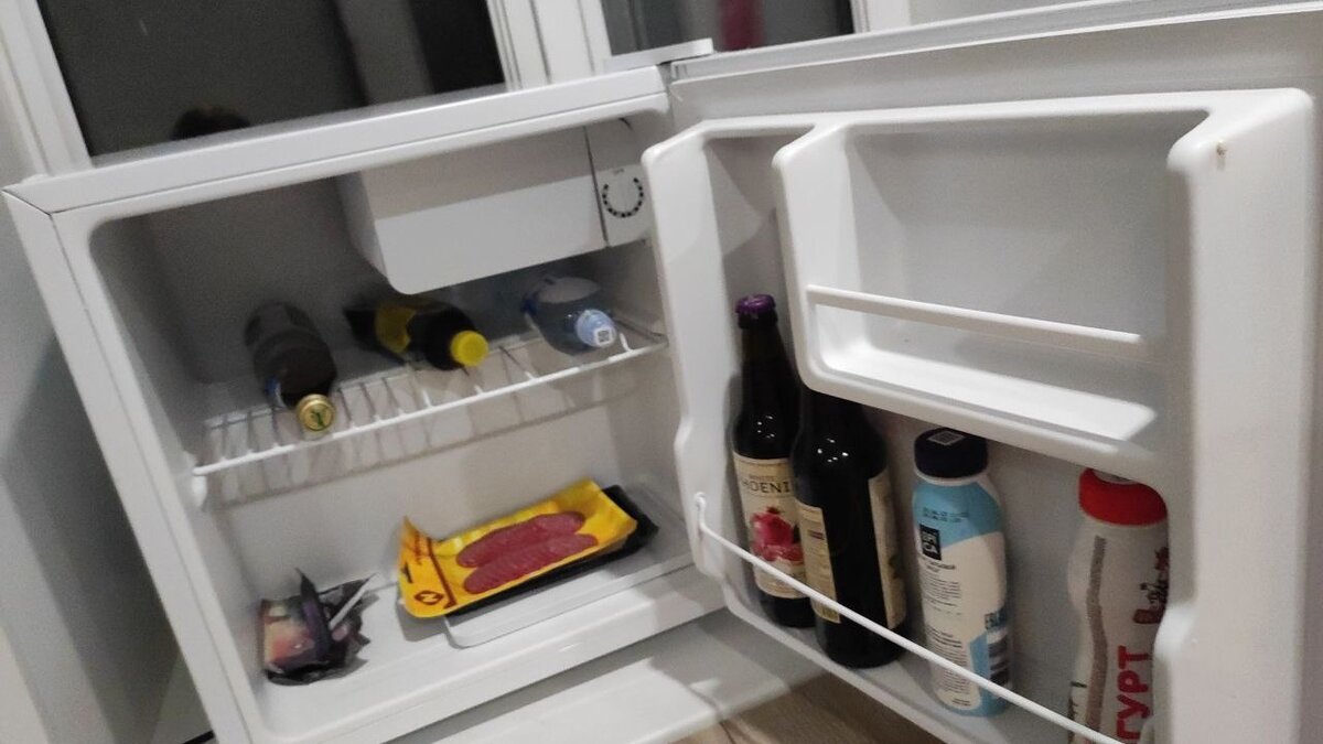 Там даже есть небольшой морозильничек - справа вверху коробочка. 
