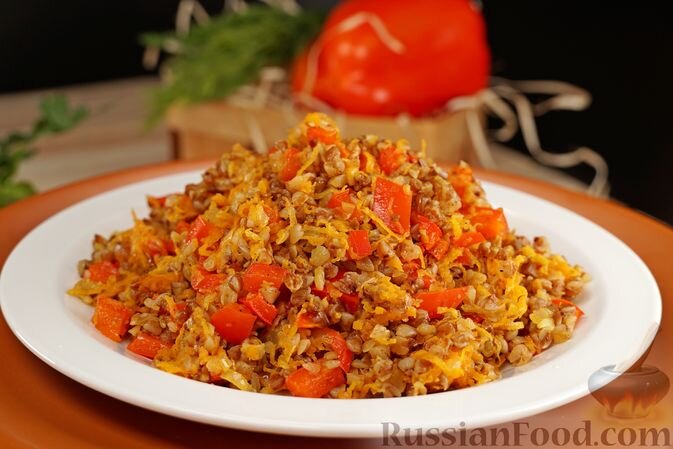 крупа гречневая, перец болгарский красный, морковь, лук репчатый, чеснок, соль, перец чёрный молотый, лавровый лист, перец душистый горошком, масло растительное, майоран