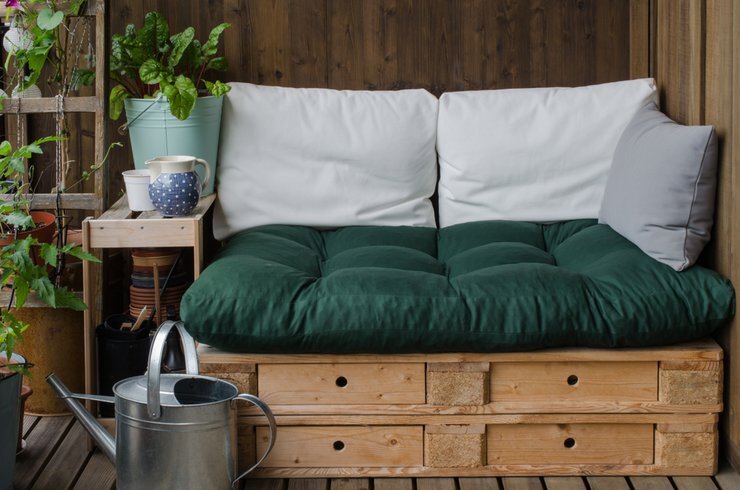 Мебель из поддонов: диван и стол для дачи своими руками | Пикабу