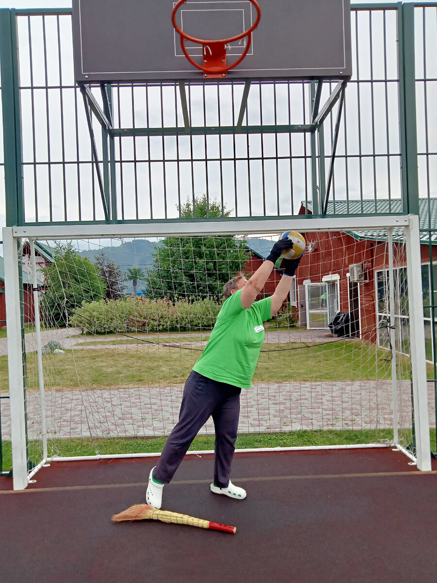 Во время уборки спортплощадки успеваю поймать мяч)